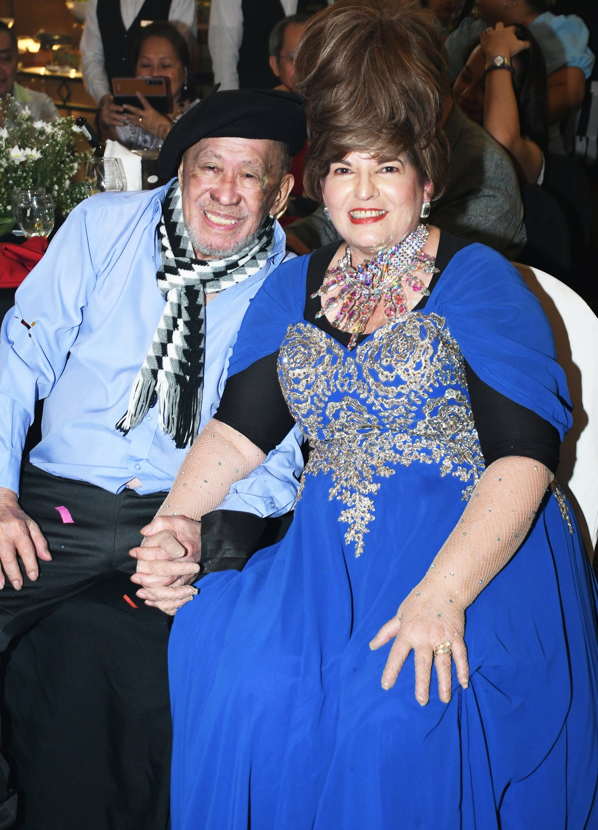 GABBY and Tina Leyson as Che and Evita Guevarra.
